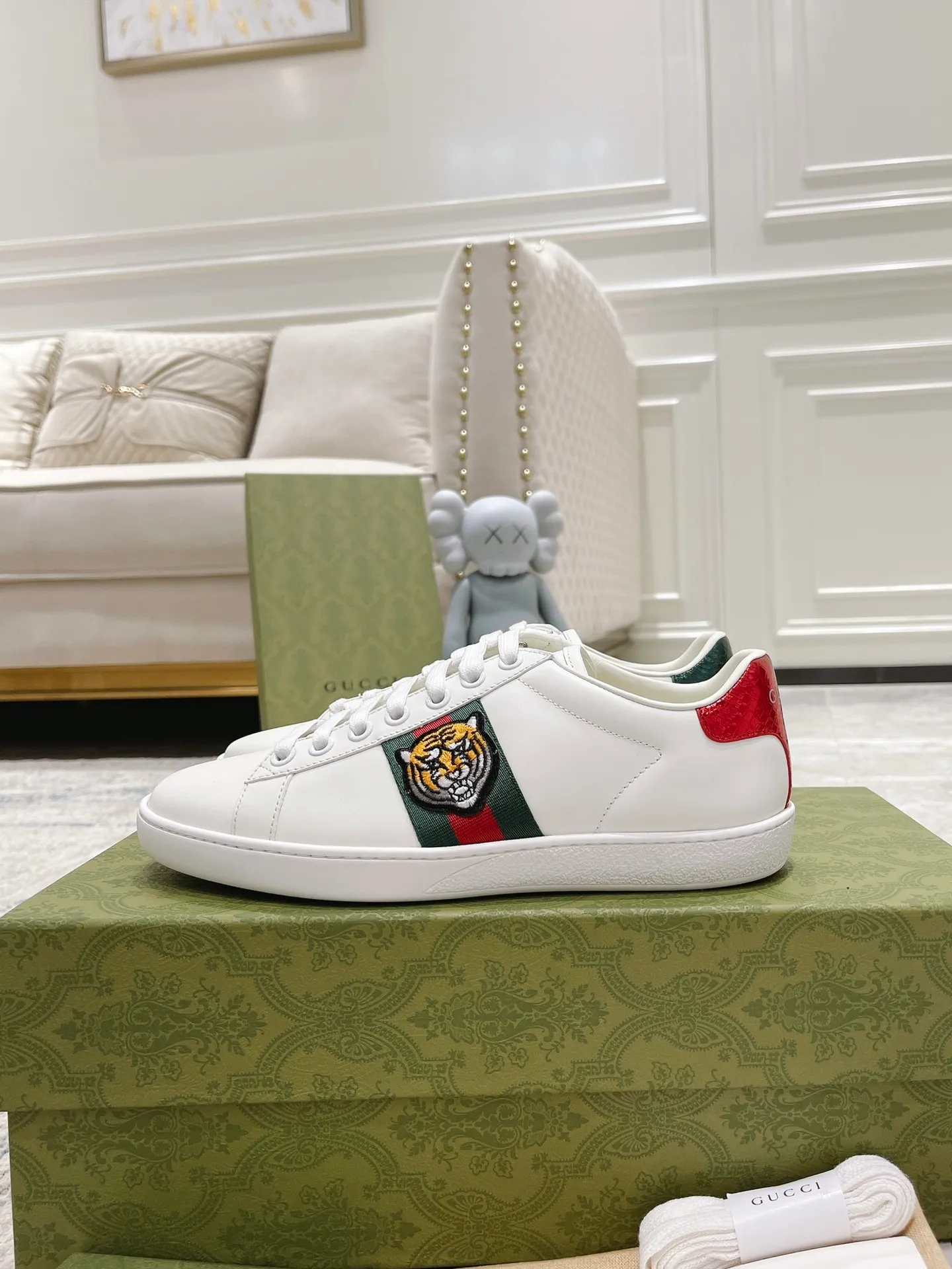 👟👟Ex-factory price 440👟👟 Women's shoe factory GUCCi's latest anti-counterfeiting line classic sports lace-up white shoes for couples ☝︎57 layouts of the whole series are shipped with high quality★ Color matching is being updated continuously... 🔥Look for our upgraded version quality, original mold opening ✔️Original last shape ✔ Everything is authentic from the inside out🥊 🍬Material: 🔸The upper is made of Italian cowhide imported from the original factory. The comfort and softness are higher than ordinary cowhide from domestic factories. ➕Full cowhide lining and foot pads. The lining adopts the same lasting method as the original. The midsole is also printed with double G and the insole is also original molded. 3D craftsmanship❗���Different from ordinary products in the market❗️➕The outsole adopts the original high-density one-to-one sole➕⚠️The snakeskin tail is consistent with the authentic color, and the real snakeskin is a small piece➕🗯The embroidered patches are also authentic. After disassembly, each color comparison is accurate before shipment‼ ️ Shoe size: Female 35-40 Male 39-44